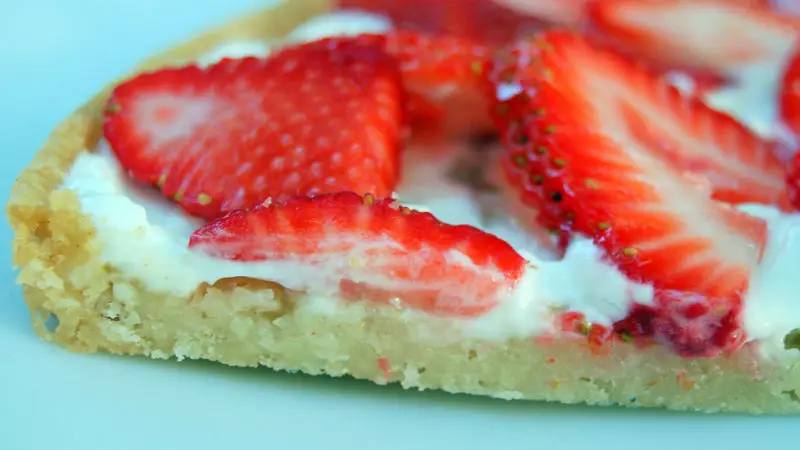 strawberry-pizza-with-sugar-cookie-crust